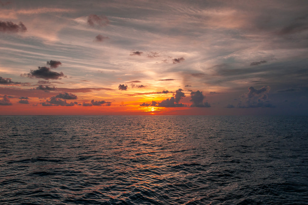 ic:Twilight Serenity: The Atlantic's Evening Glow