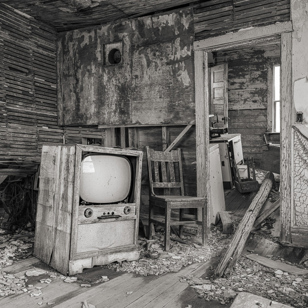 ic:Inside this abandoned prairie farmhouse, time stands still, with remnants of life left untouched, evoking a poignant sense of nostalgia and the silent resilience of a home that once harbored life's everyday moments.