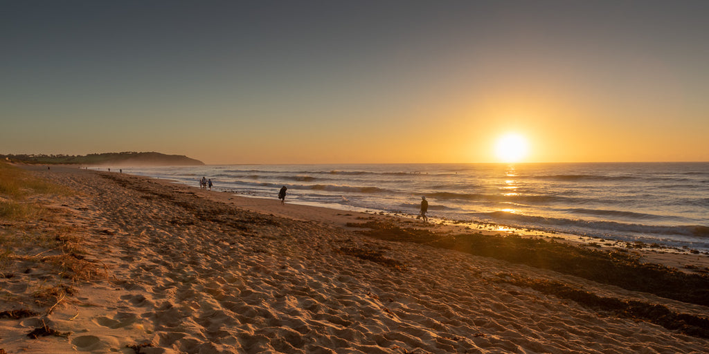 ic:long-reef-beach-people-walking