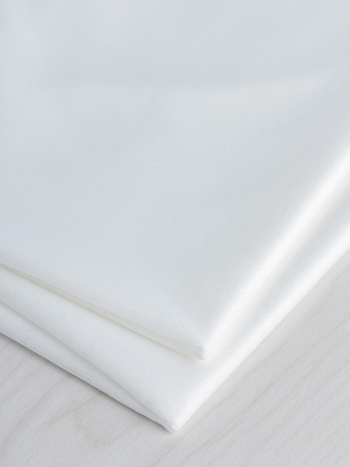 Cali Fabrics White Lightweight Nonwoven Fusible Interfacing Fabric by the  Yard