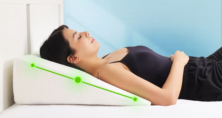 Woman lying down with an orthopedic pillow, demonstrating proper neck alignment.