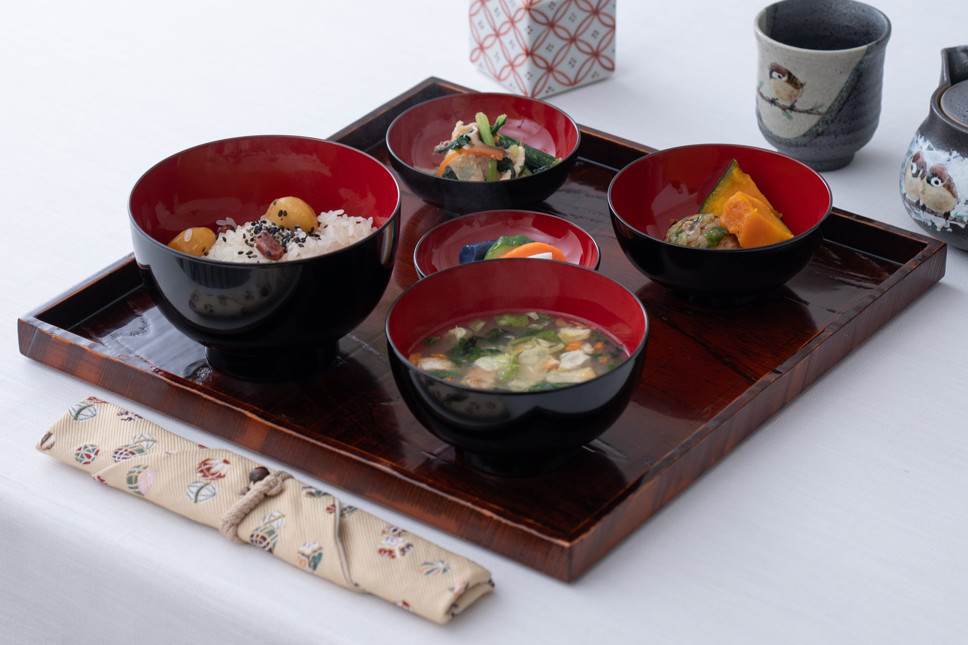 https://cdn.shopify.com/s/files/1/0553/0461/8173/files/black-and-red-lacquer-yamanaka-lacquerware-oryoki-bowl-set-musubi-kiln-quality-japanese-tableware-and-gift-714514.png?v=1695089020