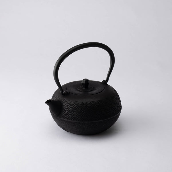 https://cdn.shopify.com/s/files/1/0553/0461/8173/products/wave-pattern-nambu-ironware-cast-iron-teapot-musubi-kiln-handmade-japanese-tableware-and-japanese-dinnerware-843757_600x.jpg?v=1642774904