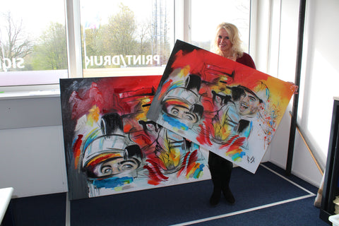 Miriam met portret Max Verstappen