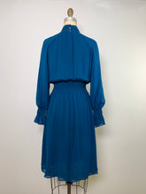 Load image into Gallery viewer, Robe en soie bleue à col montant
