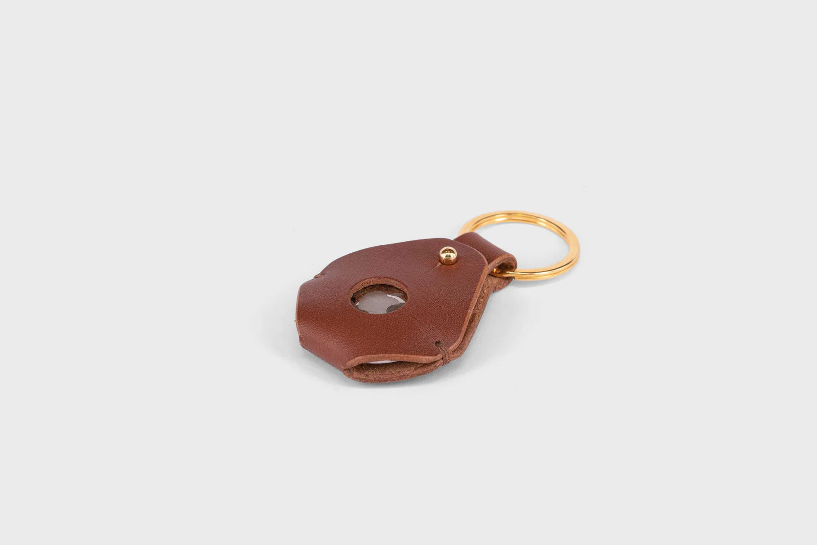 estuche air tag de piel atelier madre manuel dreesmann