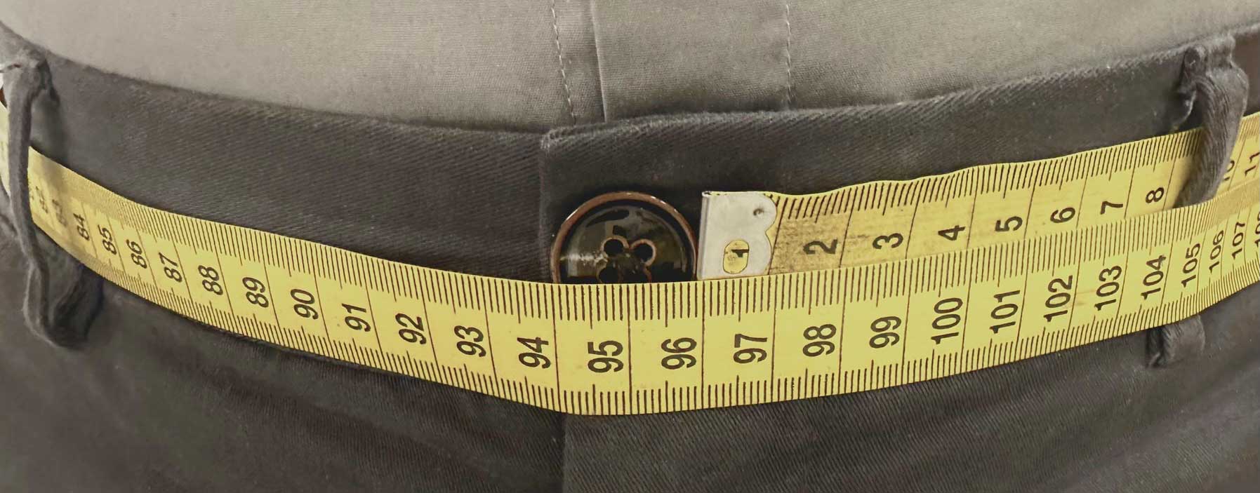 Medida del cinturón a través de las trabillas del pantalón
