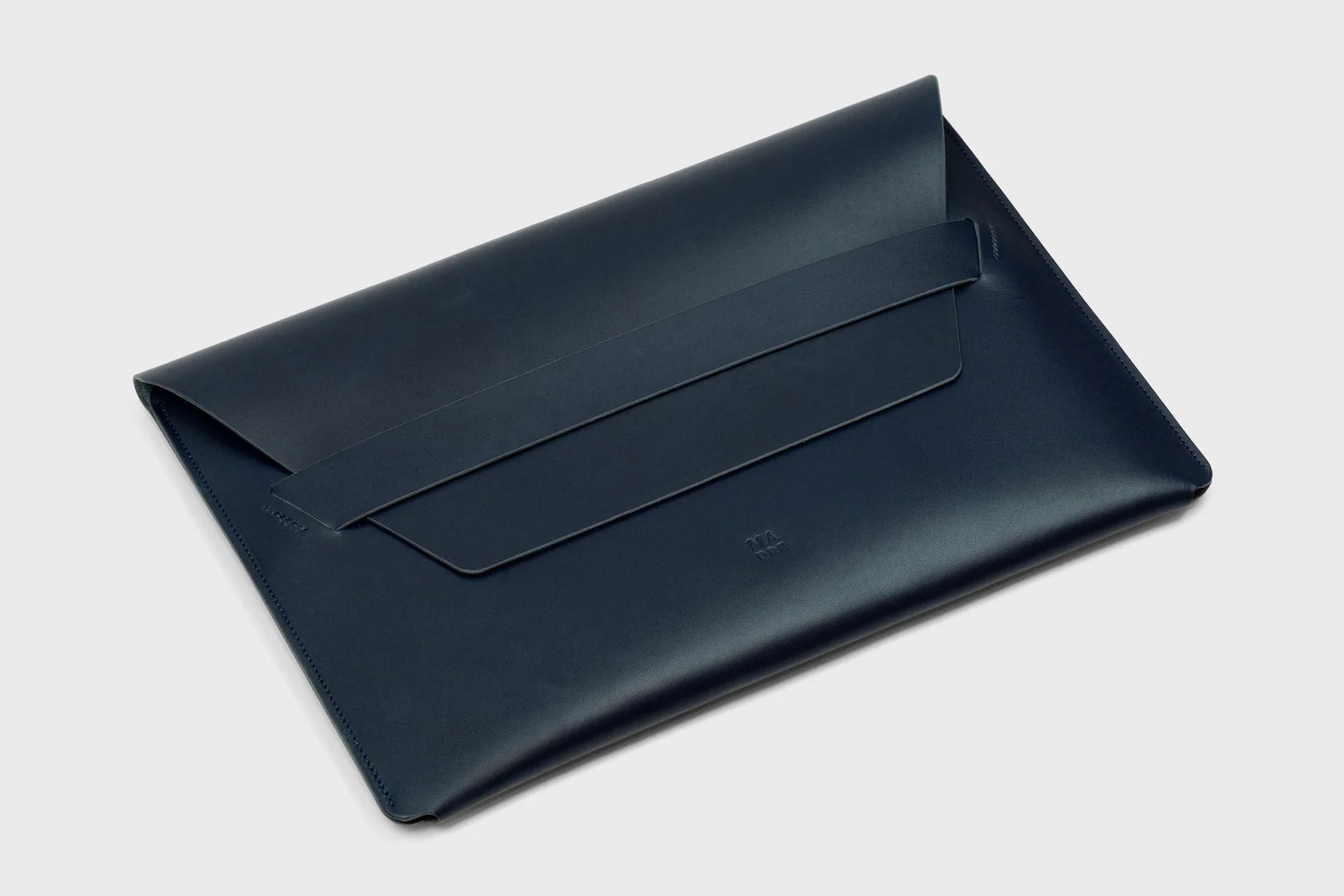 Marine-blue-macbook-leather-case-atelier-mad-manuel-dreesmann-barcelona