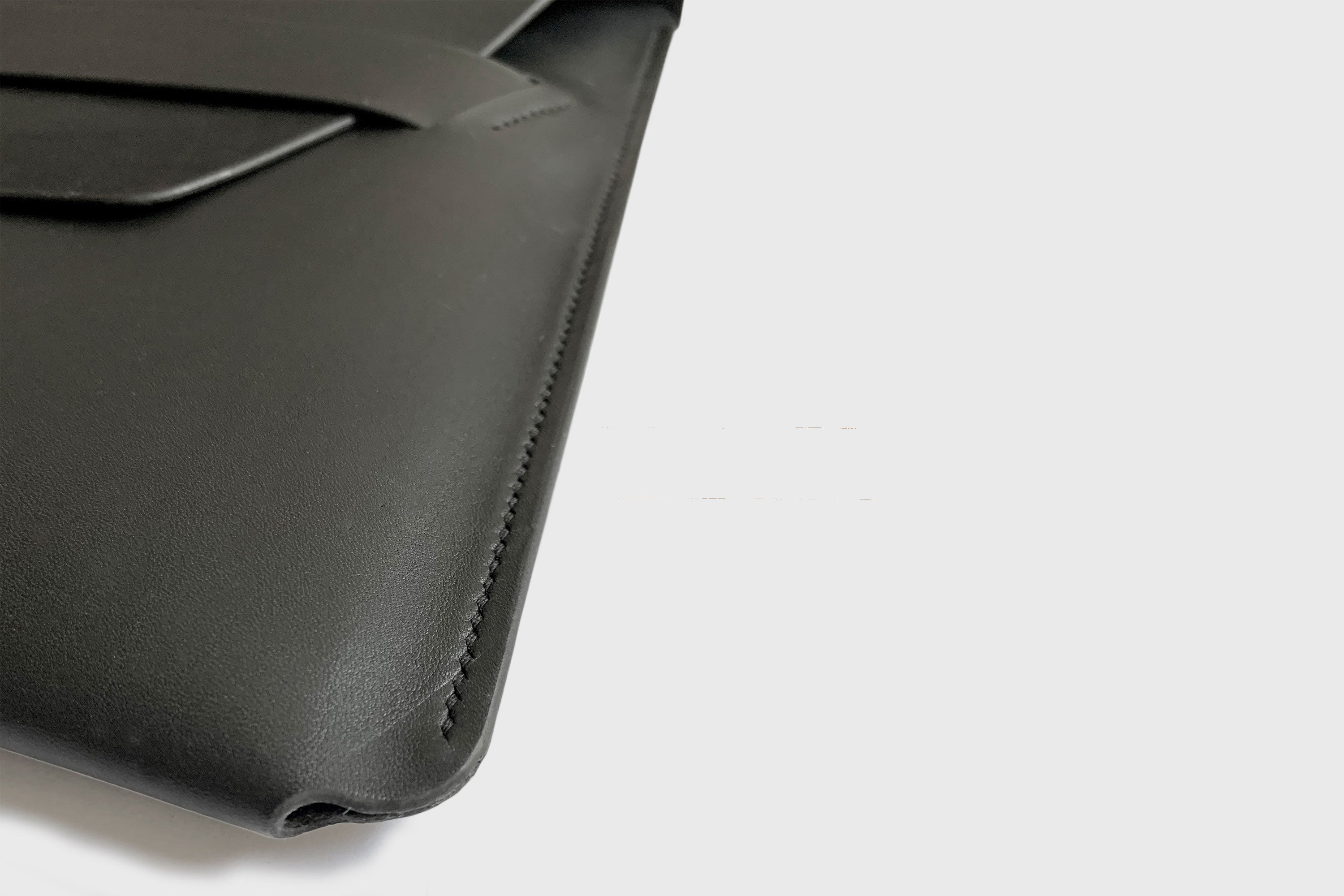 Handgefertigtes MacBook Leder Hülle für Laptop Atelier Madre Manuel Dreesmann Barcelona