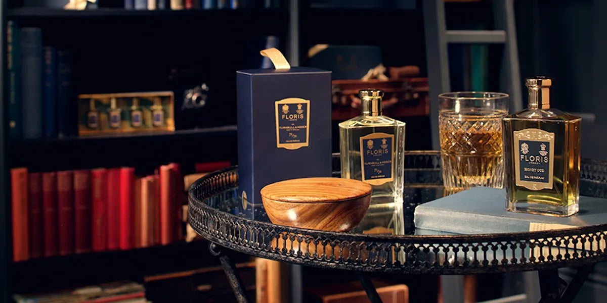 Floris London parfymer på ett vintage bord med bokhyllor i bakgrunden