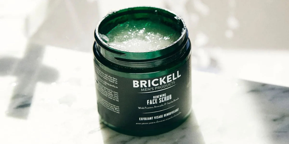 Hur använder man Brickell Renewing Face Scrub