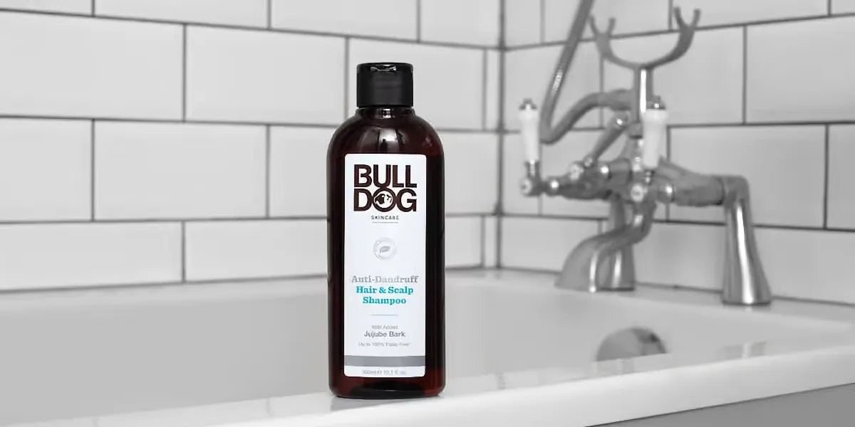 Håret blir rent med Bulldog Anti-Dandruff Shampoo