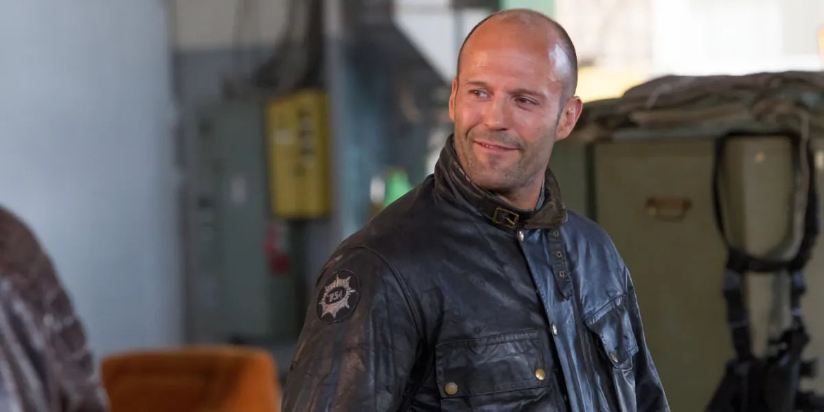 Jason Statham med högt hårfäste som Christmas i Expend4bles