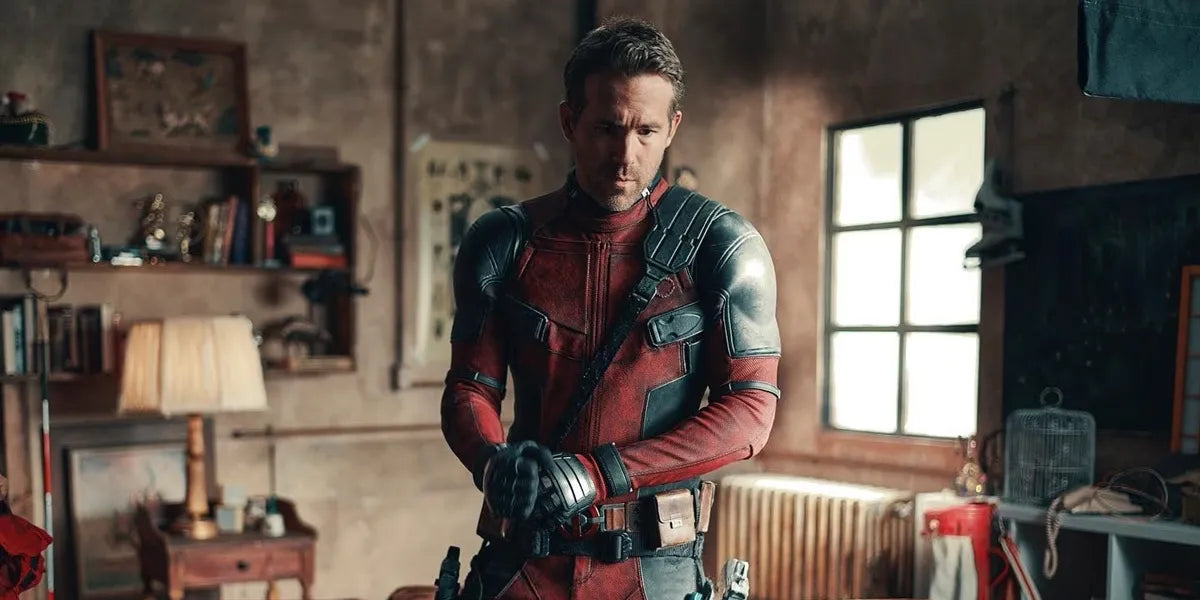 Ryan Reynolds med en snaggad frisyr för högt hårfäste som Wade Wilson i Deadpool