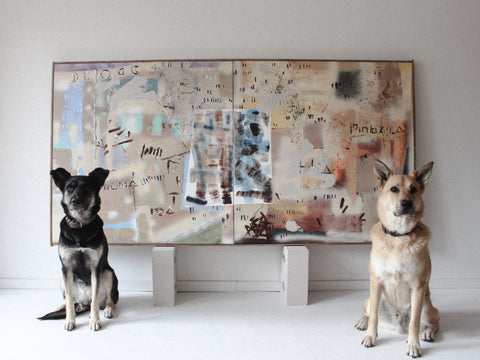 Hunde Orla und Luka vor dem Kunstwerk THA HA von ANAGIII