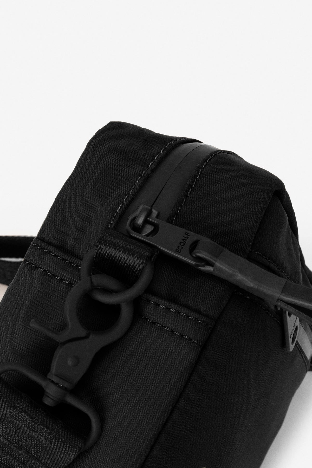 BLACK AKIRA SHOULDER BAG