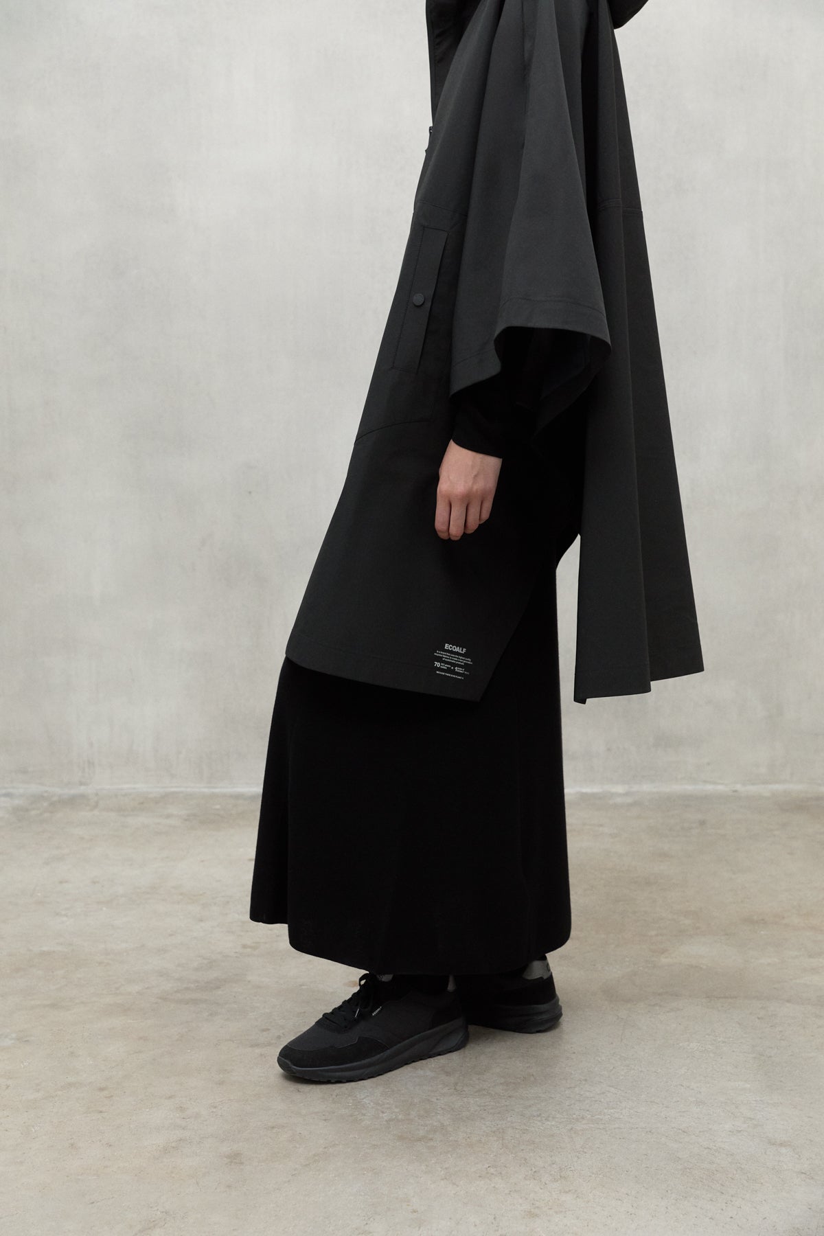 NIWA BLACK UNISEX CAPE