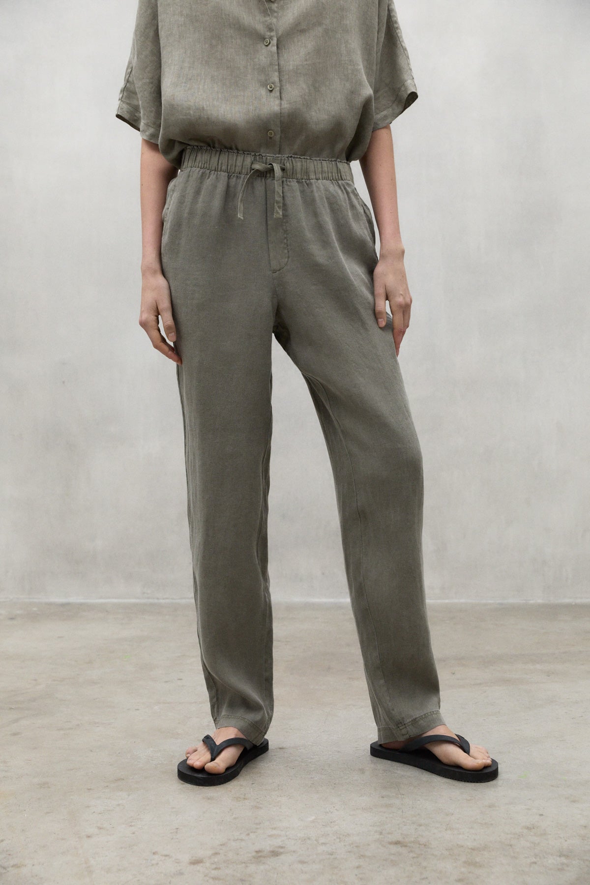 PANTALON EN LIN INDO GRIS