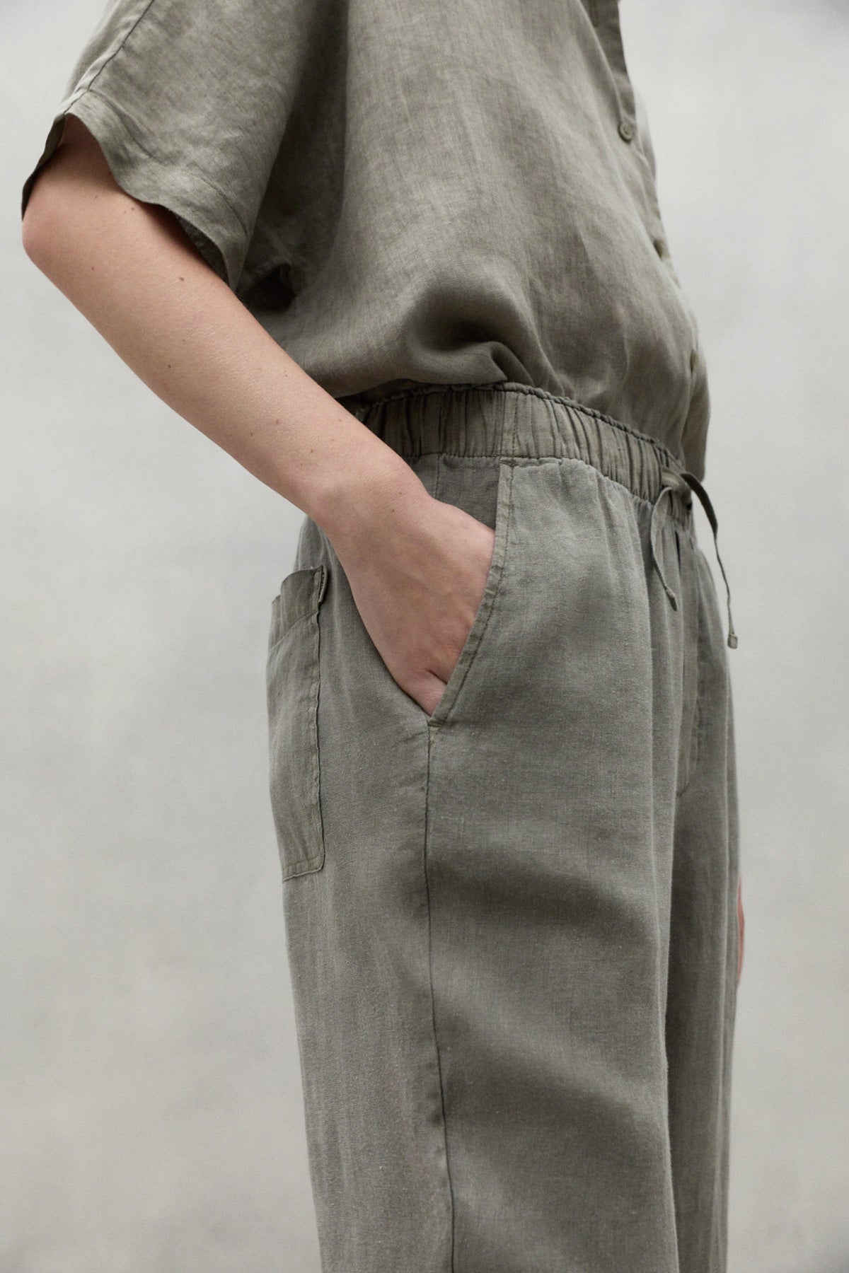 PANTALON EN LIN INDO GRIS