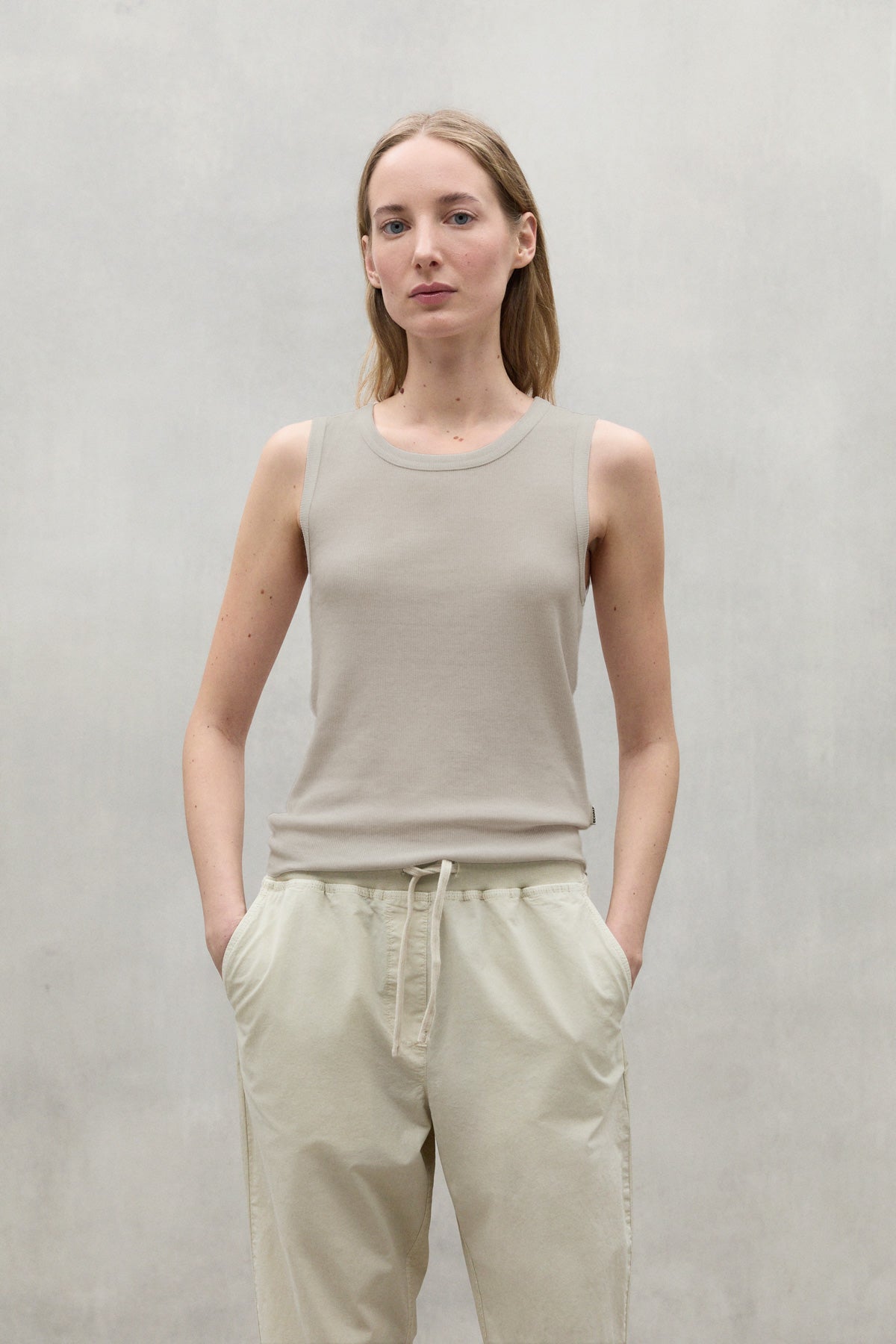 BEIGE LEKNES T-SHIRT