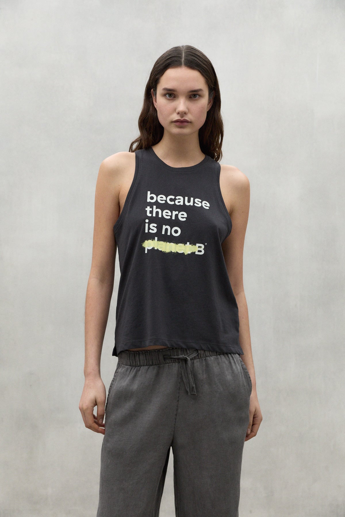 CAMISETA UNDERLINED GRIS OSCURO