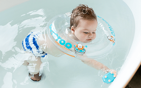 Baby in Otteroo floatie winter water play