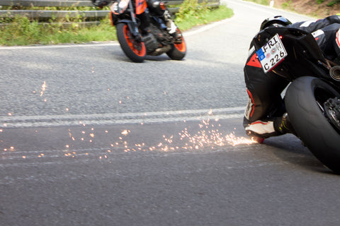 Motorradfahrer mit Knieschleifer auf einer BMW S1000RR in einer Linkskurve am Kyffhäuser