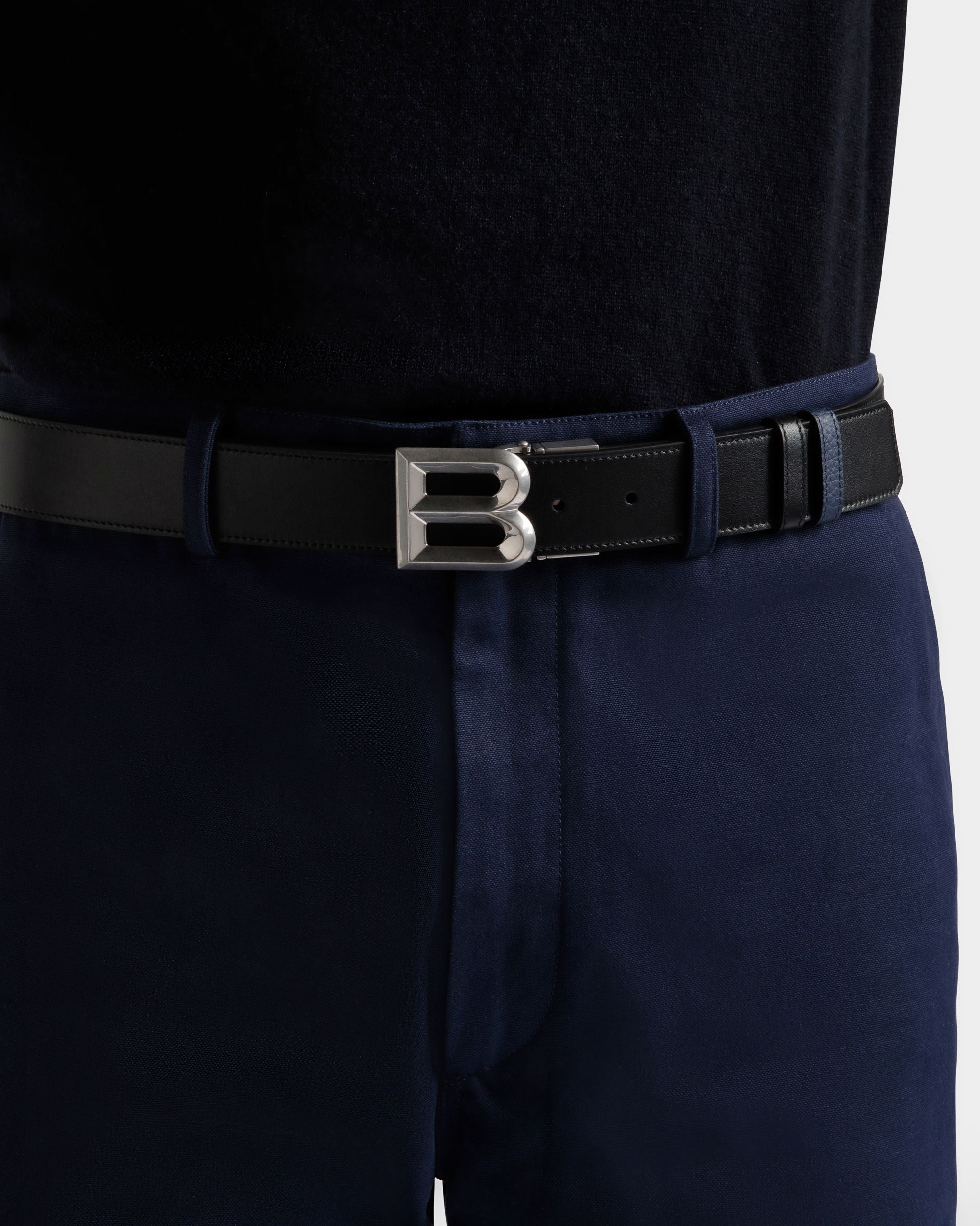 B Bold 35 mm | Verstellbarer Herren-Wendegürtel aus Leder in Schwarz und Marineblau | Bally | Model getragen Vorderseite