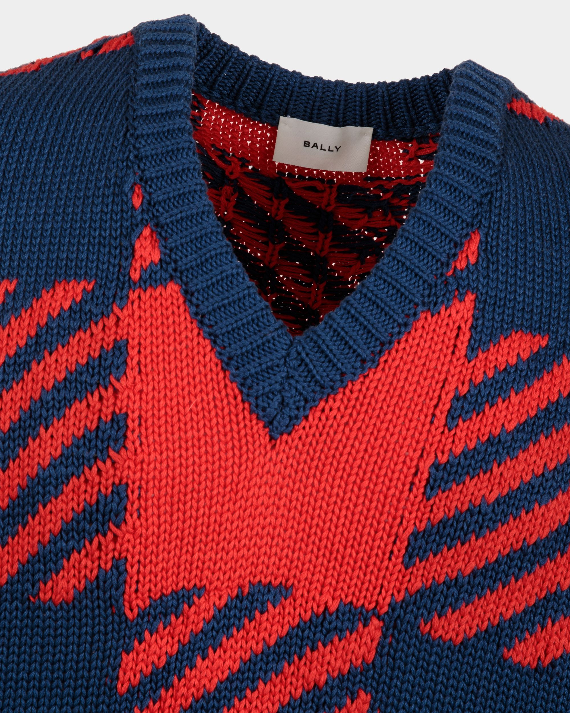 Pullover mit V-Ausschnitt für Herren aus Baumwolle in Rot und Blau | Bally | Model getragen Detail