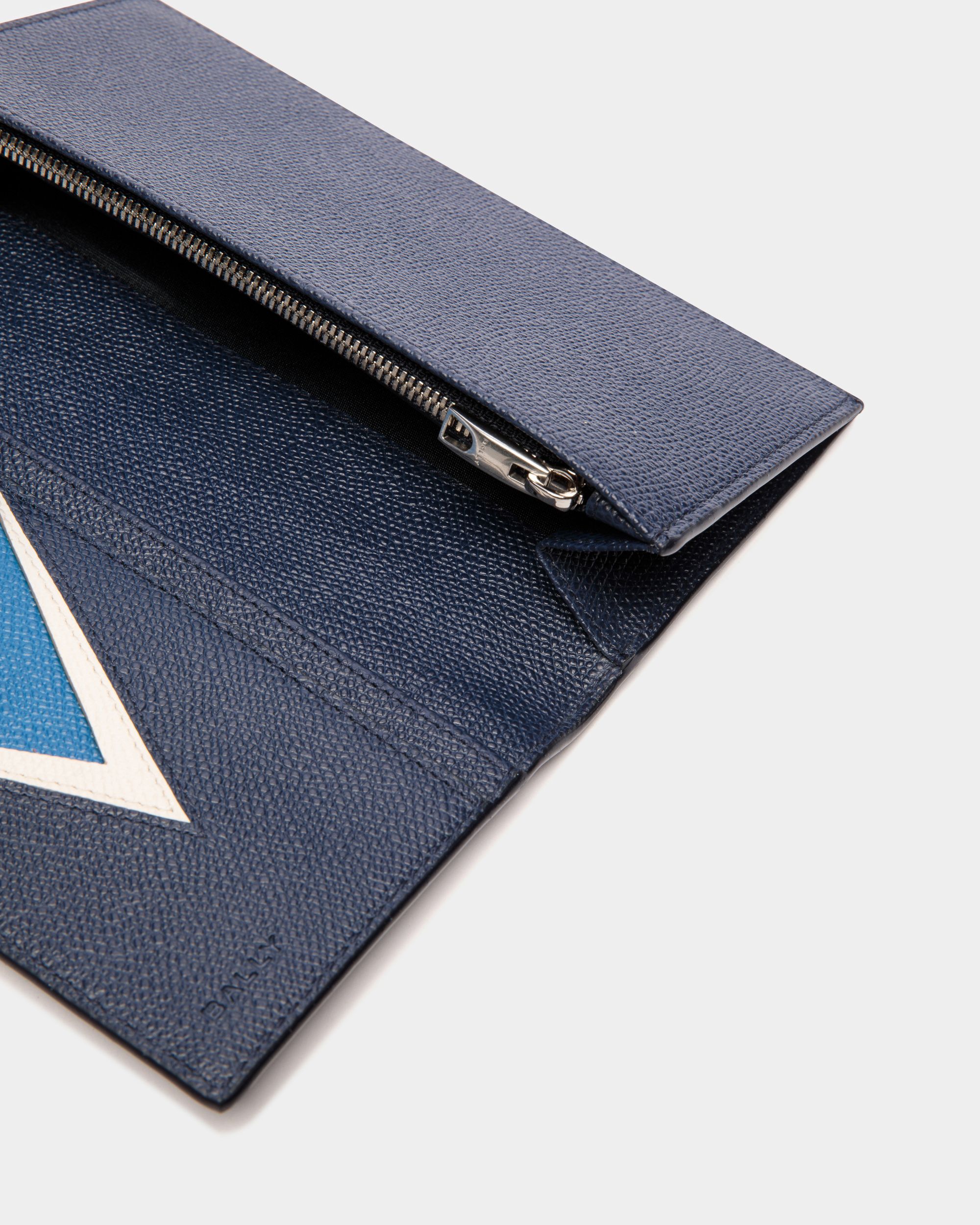 Flag | Klassische Geldbörse für Herren aus blauem Leder | Bally | Still Life Detail