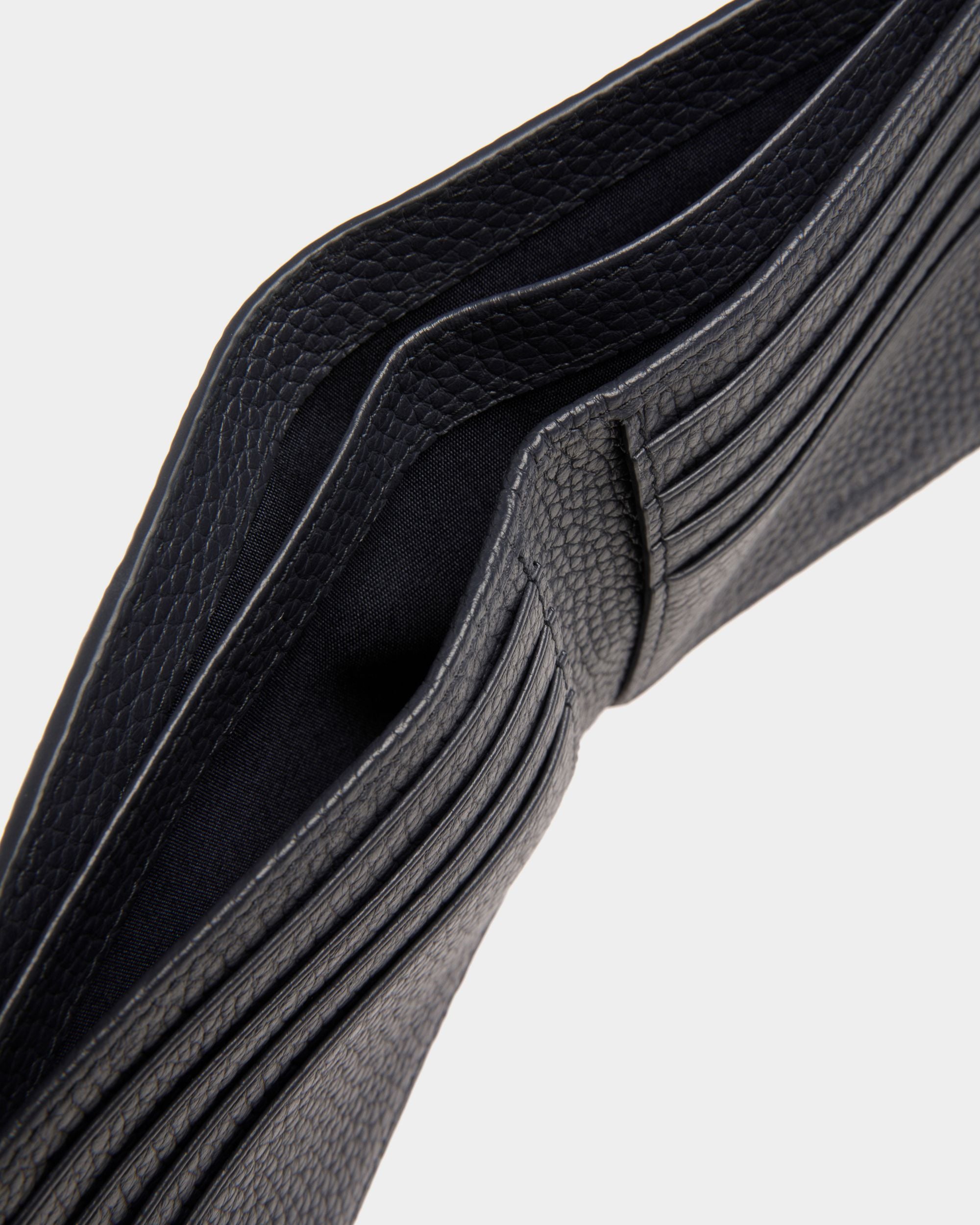 Ribbon Bi-fold | Geldbörsen und Münzbörsen für Herren | Mitternachtsblaues Leder | Bally | Still Life Detail
