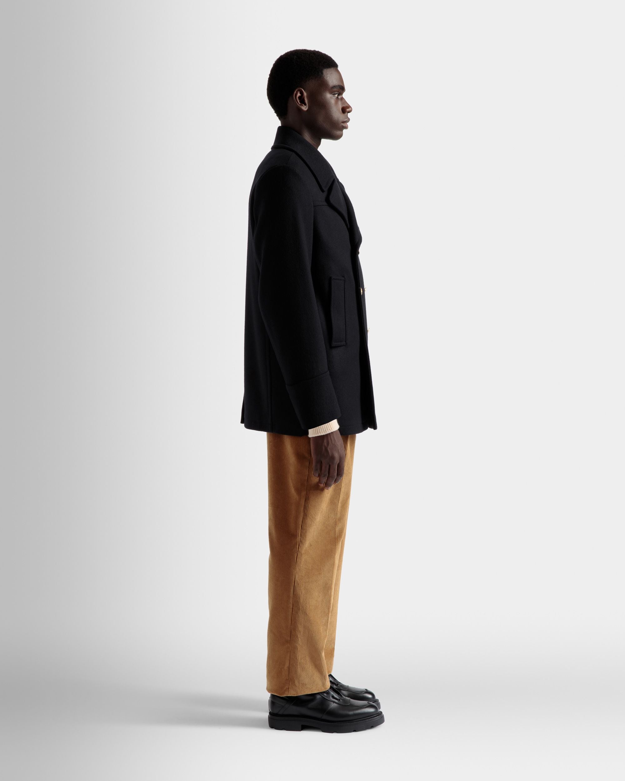 Zweireihiger Mantel | Jacken und Mäntel für Herren | Marineblaues Wollgemisch | Bally | Model getragen 3/4 Vorderseite