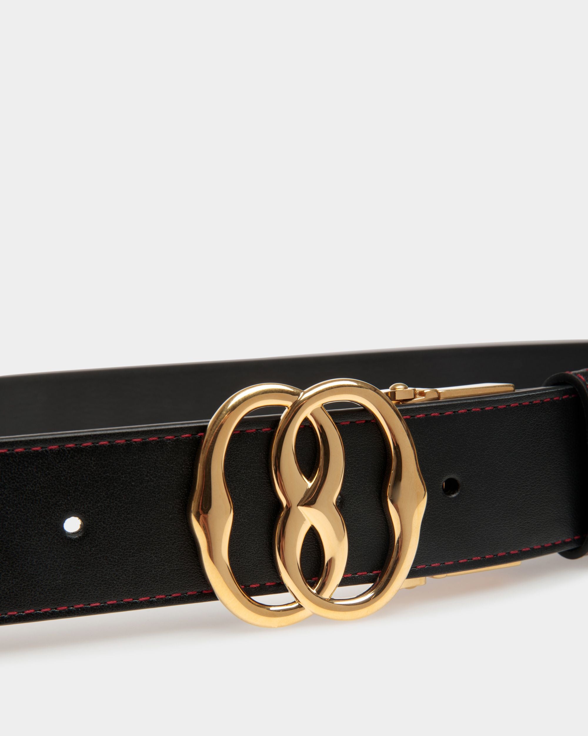 Emblem 35mm | Men's Reversible And Adjustable Belt in Black Leather | Bally | On Model Front