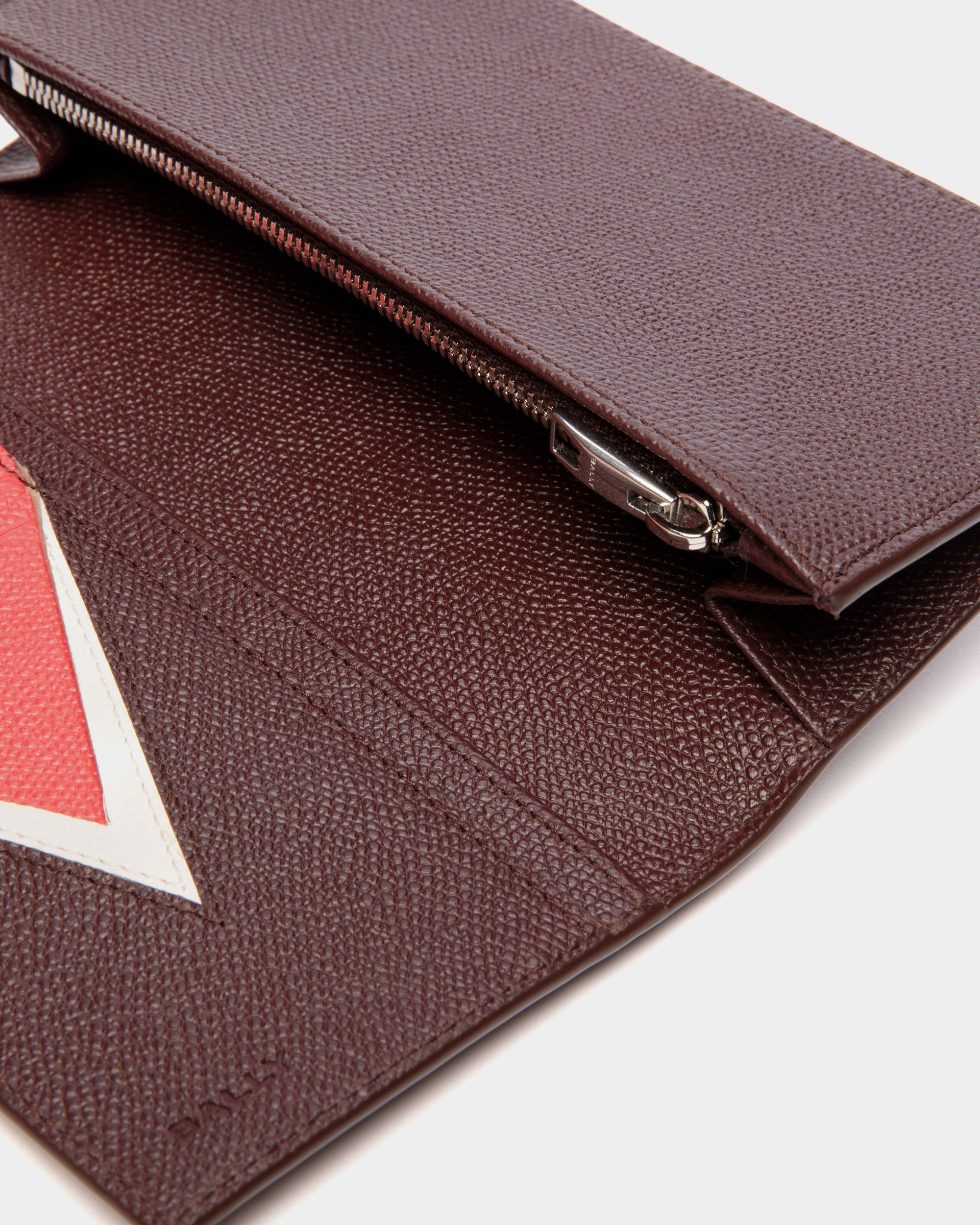 Flag | Men's Continental Wallet in Chestnut Brown Grained Leather | Bally | Still Life Detail