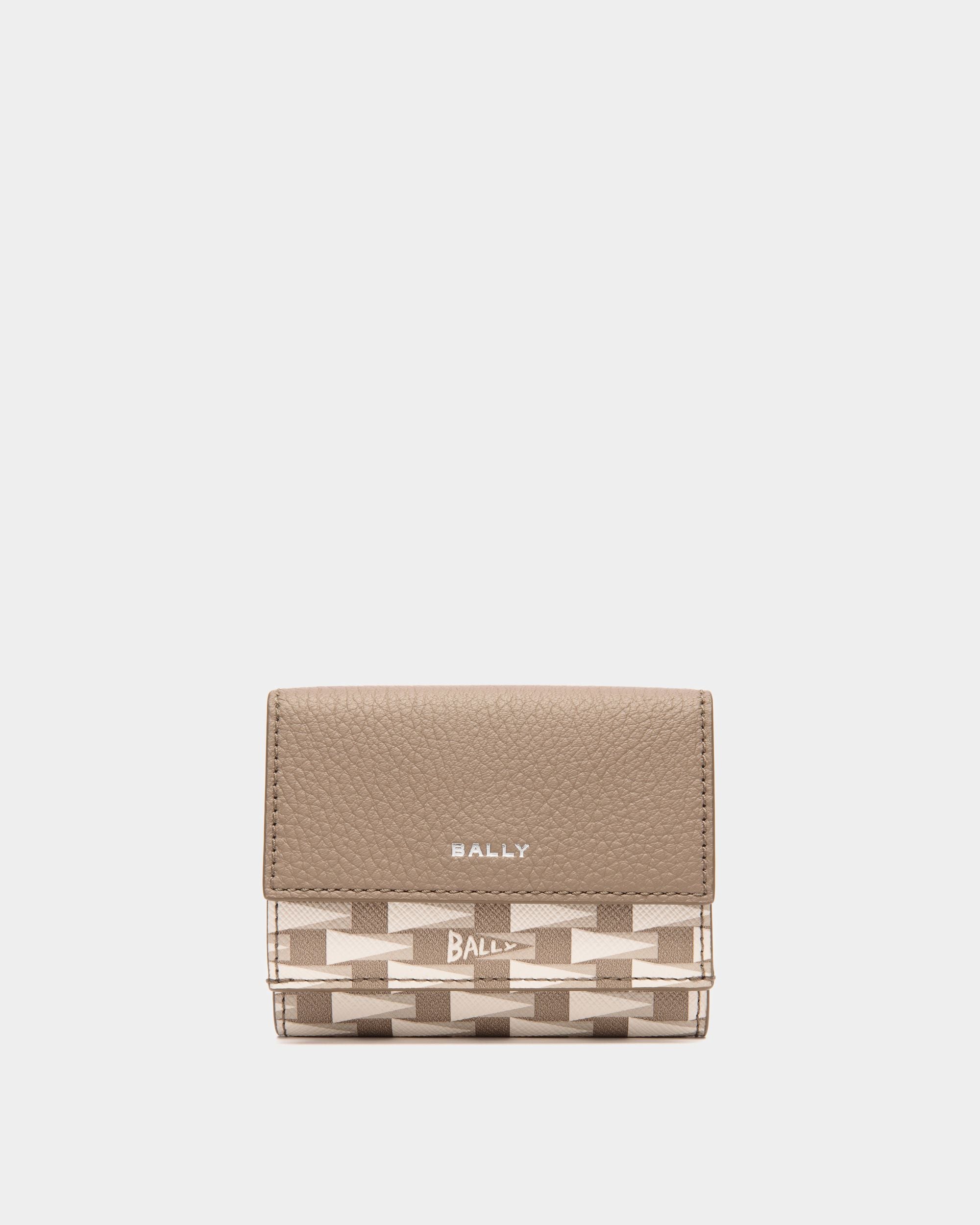 Pennant | Men's Trifold Wallet in Beige Pennant Motif TPU | Bally | Still Life Front