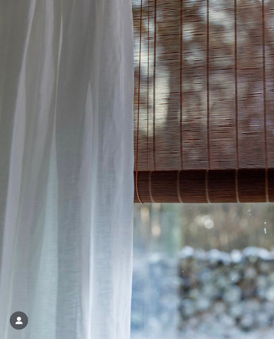 stonewashed linnen gordijnen gecombineerd met bamboe roll-ups