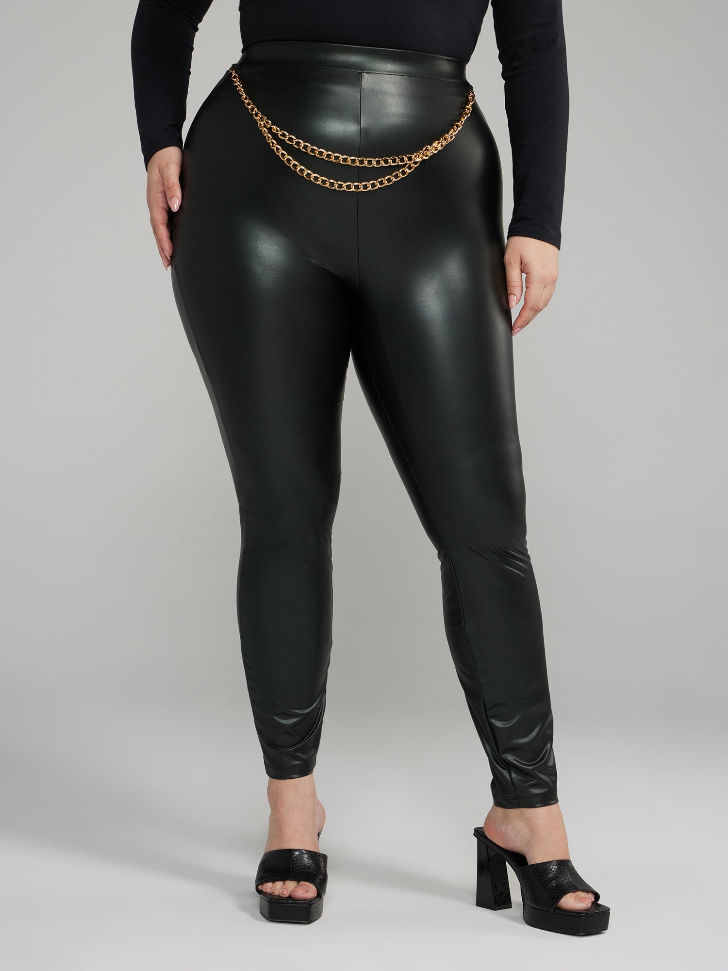 Leggings in eco-leather with beige chains