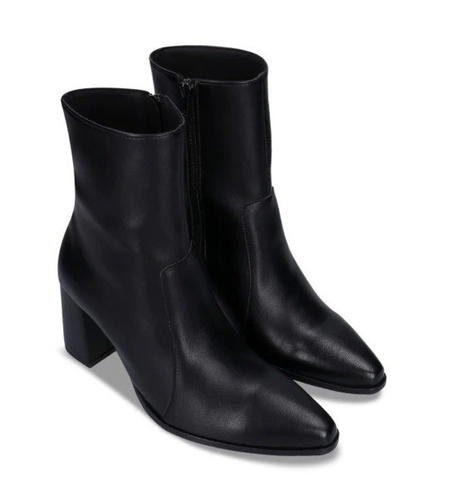 black medium heeled leather boot