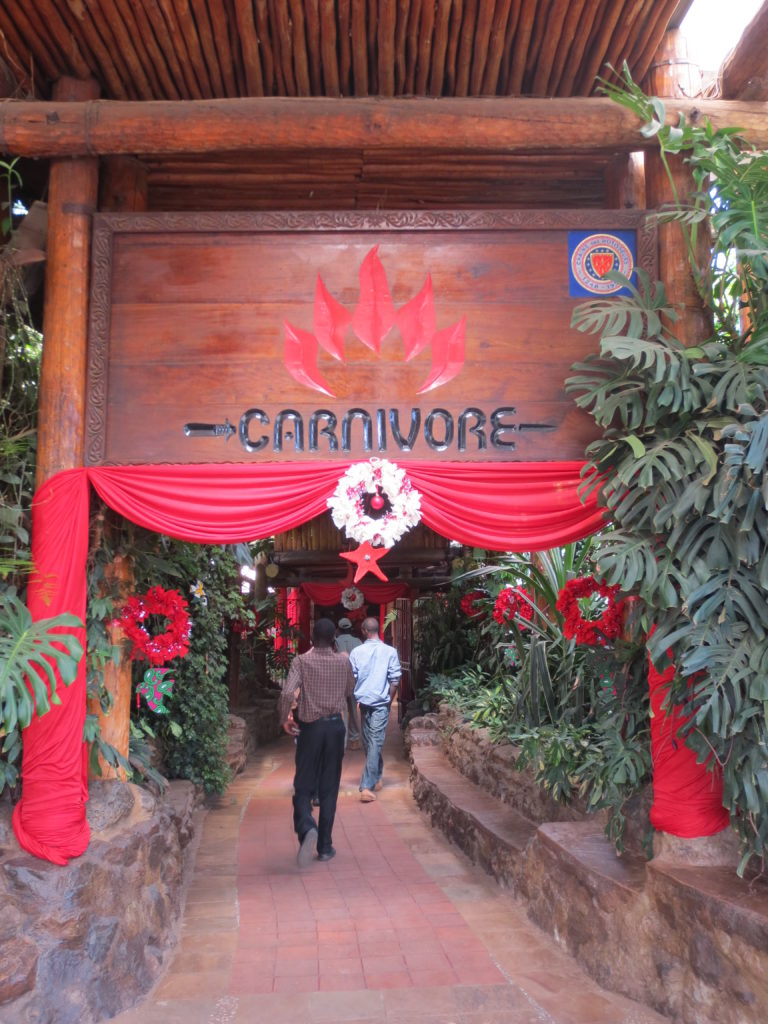 ケニア・ナイロビThe Carnivore Restaurant（カーニバルレストラン）クリスマスディスプレイ