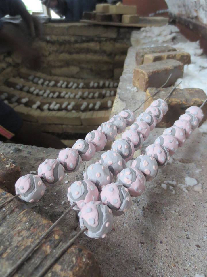 アフリカ・ケニアの工房（職人たちの手仕事）窯焼き前の陶器ビーズ
