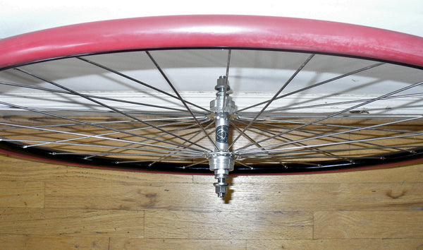 Tangential spoking was uncommon for early wheels.