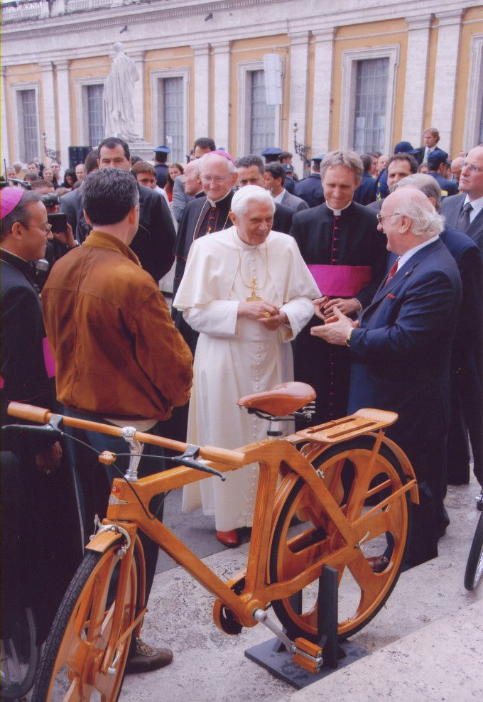 The Pope receives the bike.