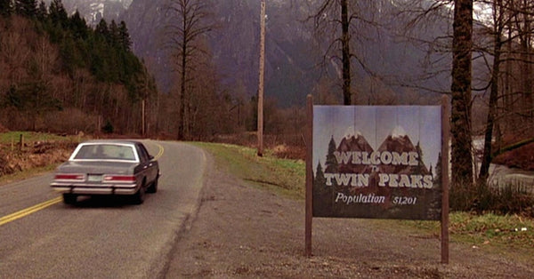 première image de la série twin peaks, panneau d'entrée dans la ville
