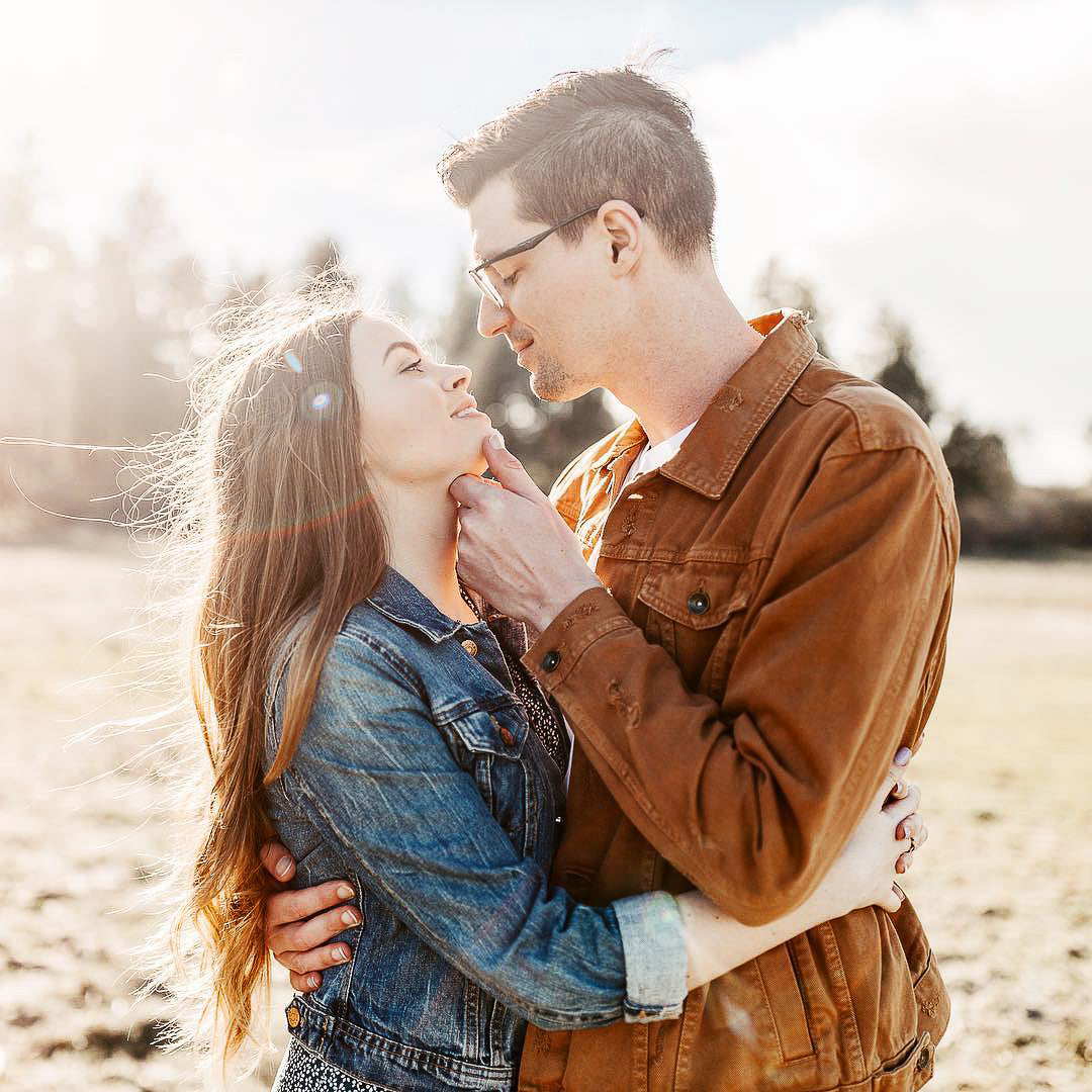 33 Adorable Fall Engagement Photo Ideas