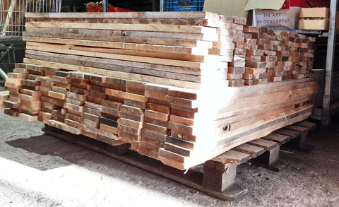Gestapelde planken van gerecycled pallethout