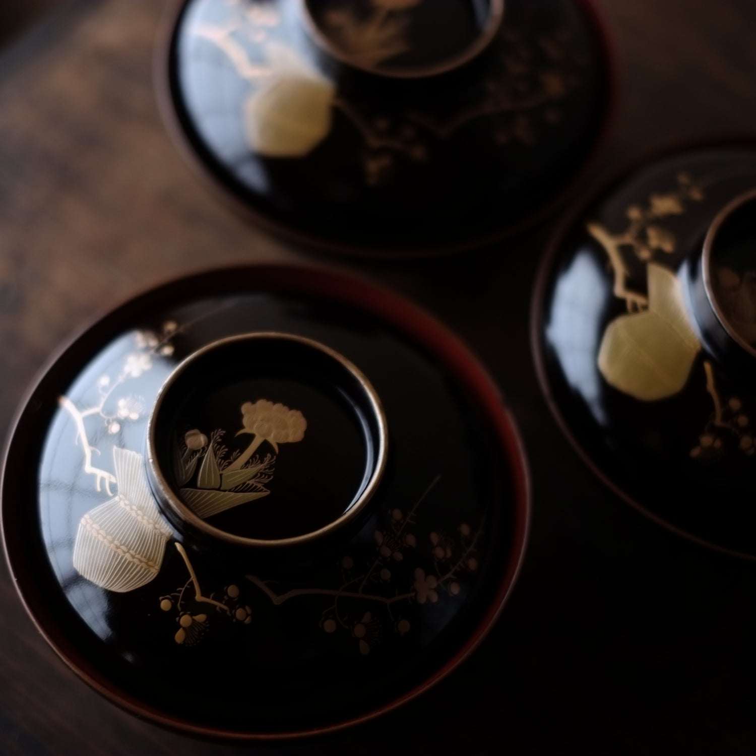 シンプルデザインに時代上質黒漆の映える椿皿2点（検輪島塗漆器懐石