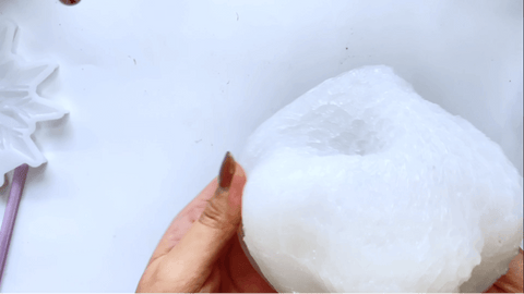 HOW TO brush mica powder into a silicone mould 
