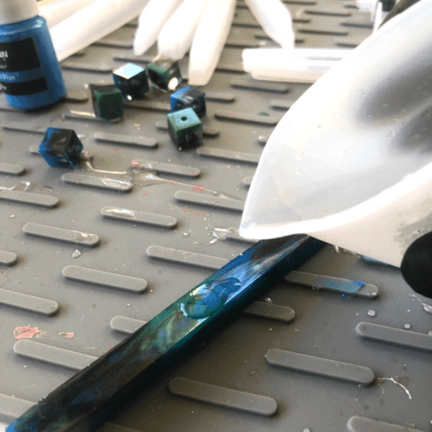 How to Make Epoxy Resin Pens Using Molds – IntoResin