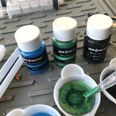 draw up the resin mixed with mica powde