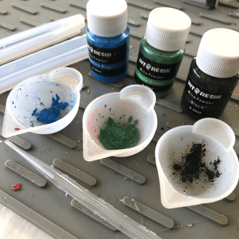 use a few color mica powder